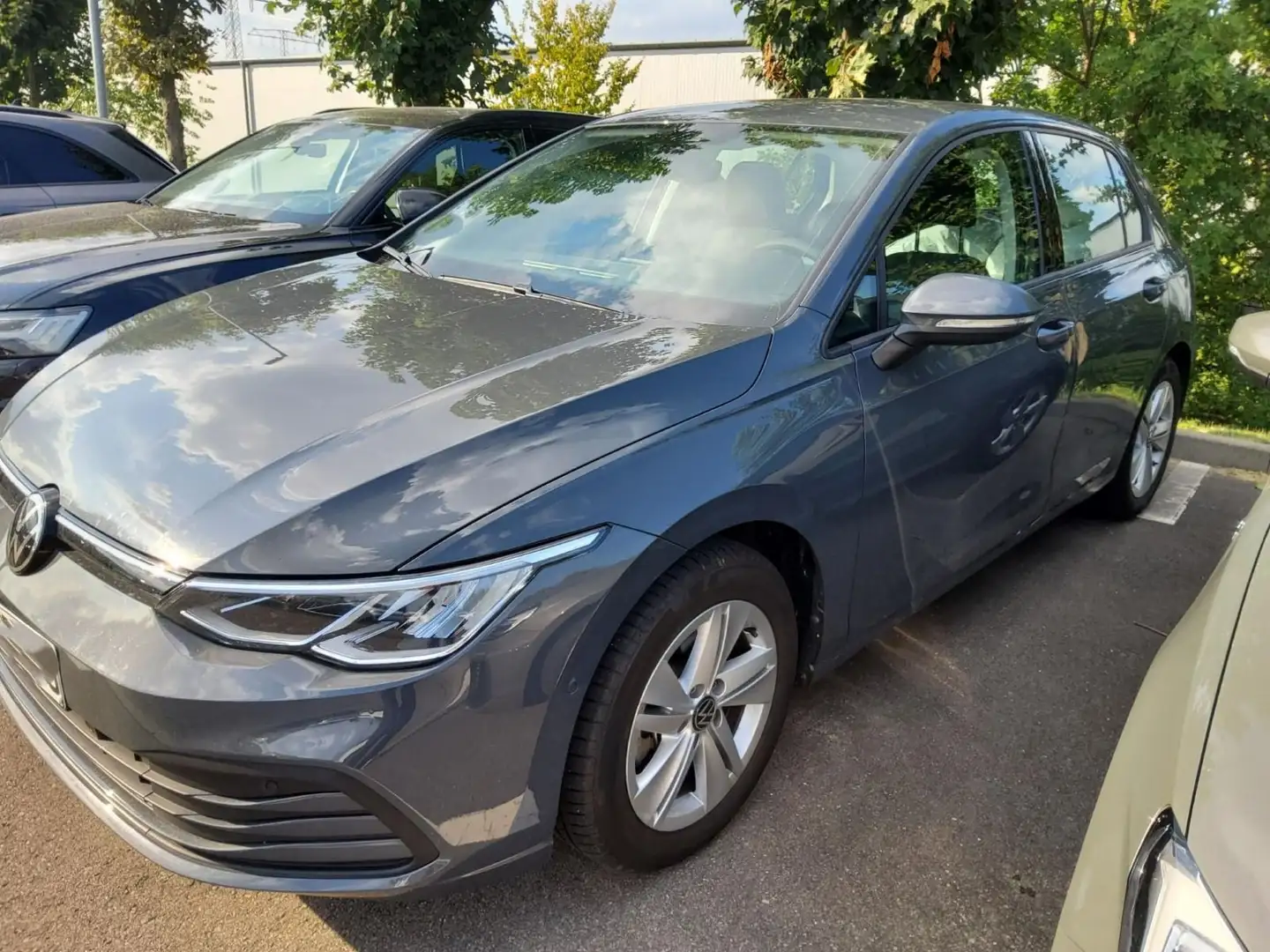 Volkswagen Golf VIII 1.5 TSI Life Park Assist LED CarPlay Grau - 2