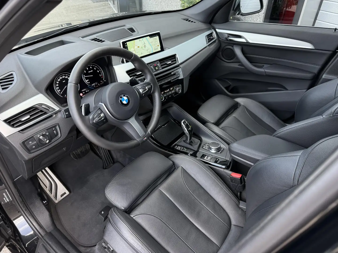 BMW X1 sDrive20i M Sport Pano | Trekhaak | Leder | Stoelv Zwart - 2