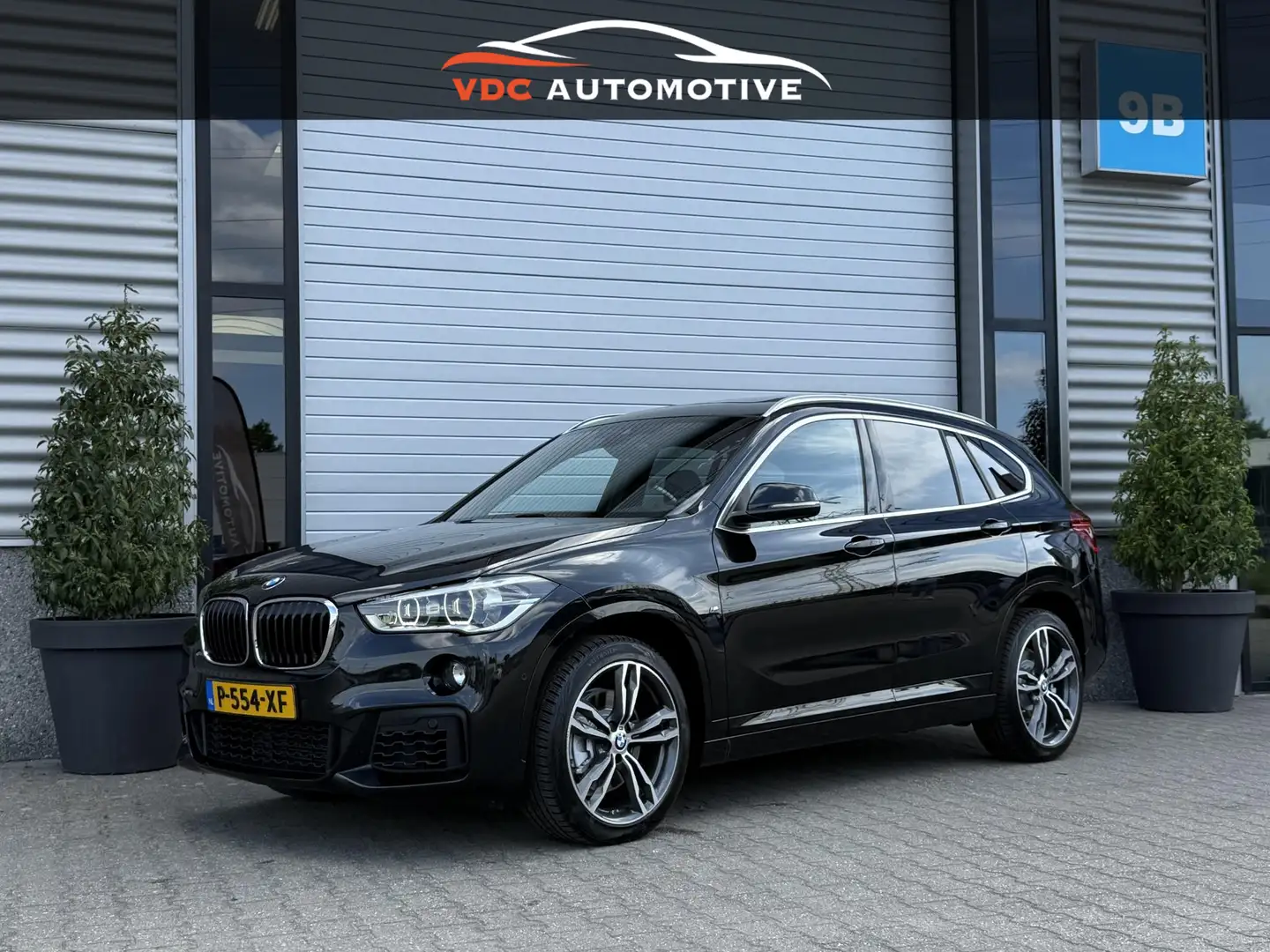 BMW X1 sDrive20i M Sport Pano | Trekhaak | Leder | Stoelv Zwart - 1