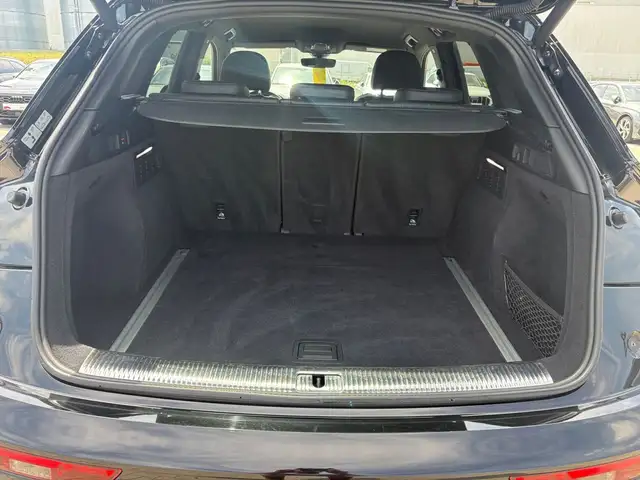 Audi SQ5 view 11