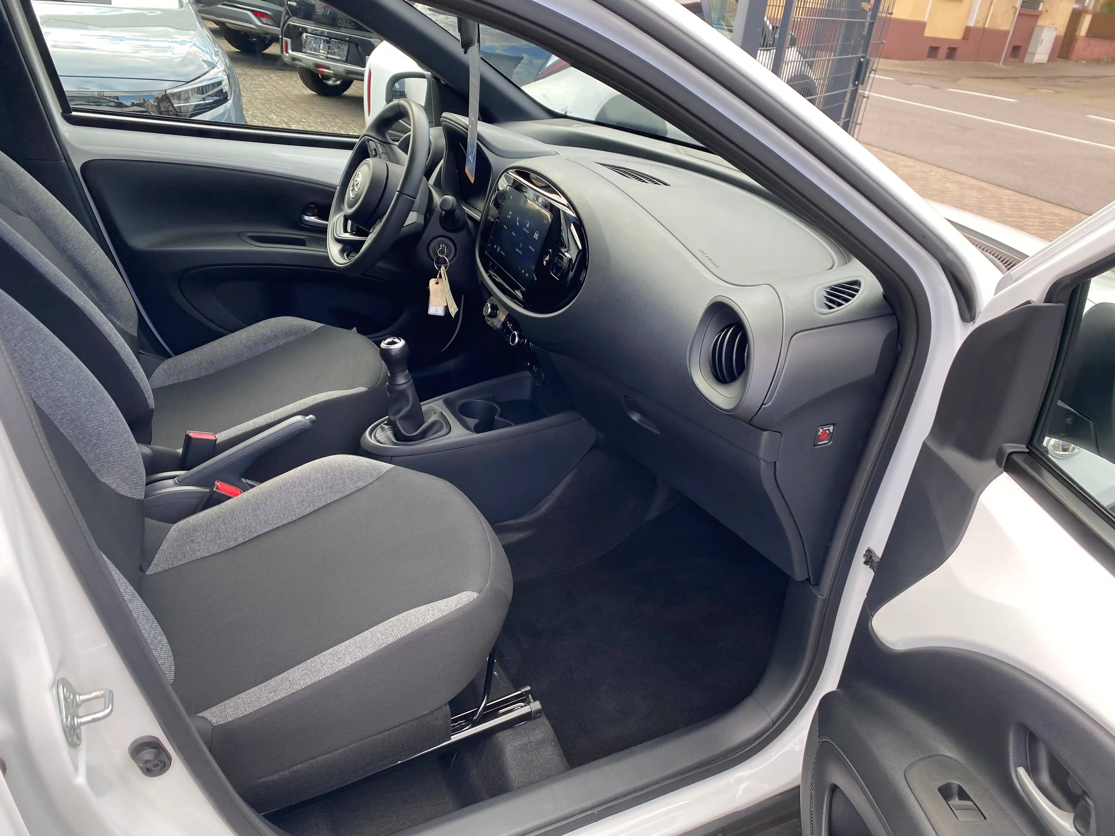Toyota Aygo 17"ALU APPLE CARPLAY & ANDROID AUTO *KLIMAAUTOMATIK LED Scheinwerfer RÜCKFAHRKAMERA SITZHEIZUNG vorne — photo 5