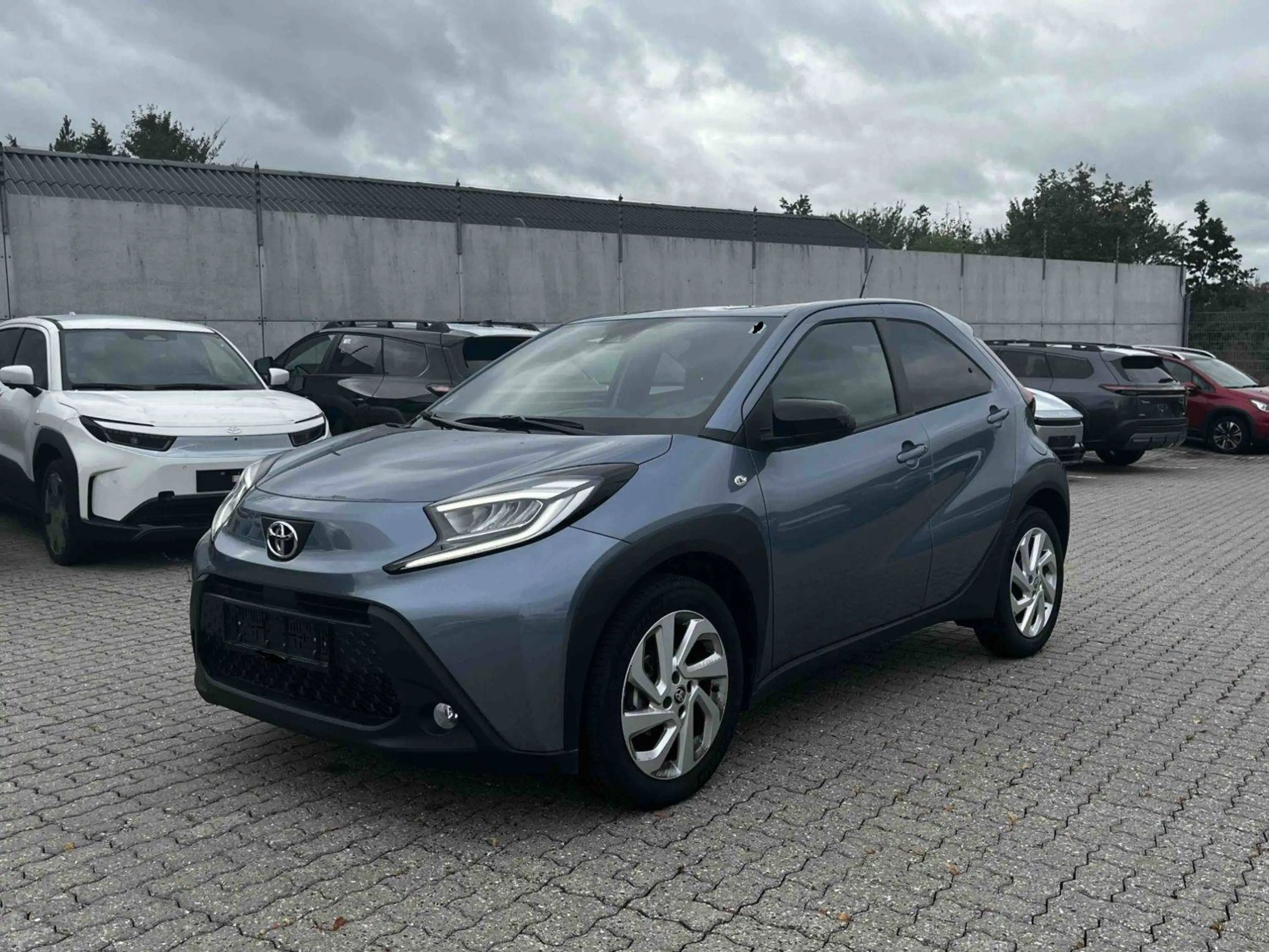 Toyota Aygo 17"ALU APPLE CARPLAY & ANDROID AUTO *KLIMAAUTOMATIK LED Scheinwerfer RÜCKFAHRKAMERA SITZHEIZUNG vorne