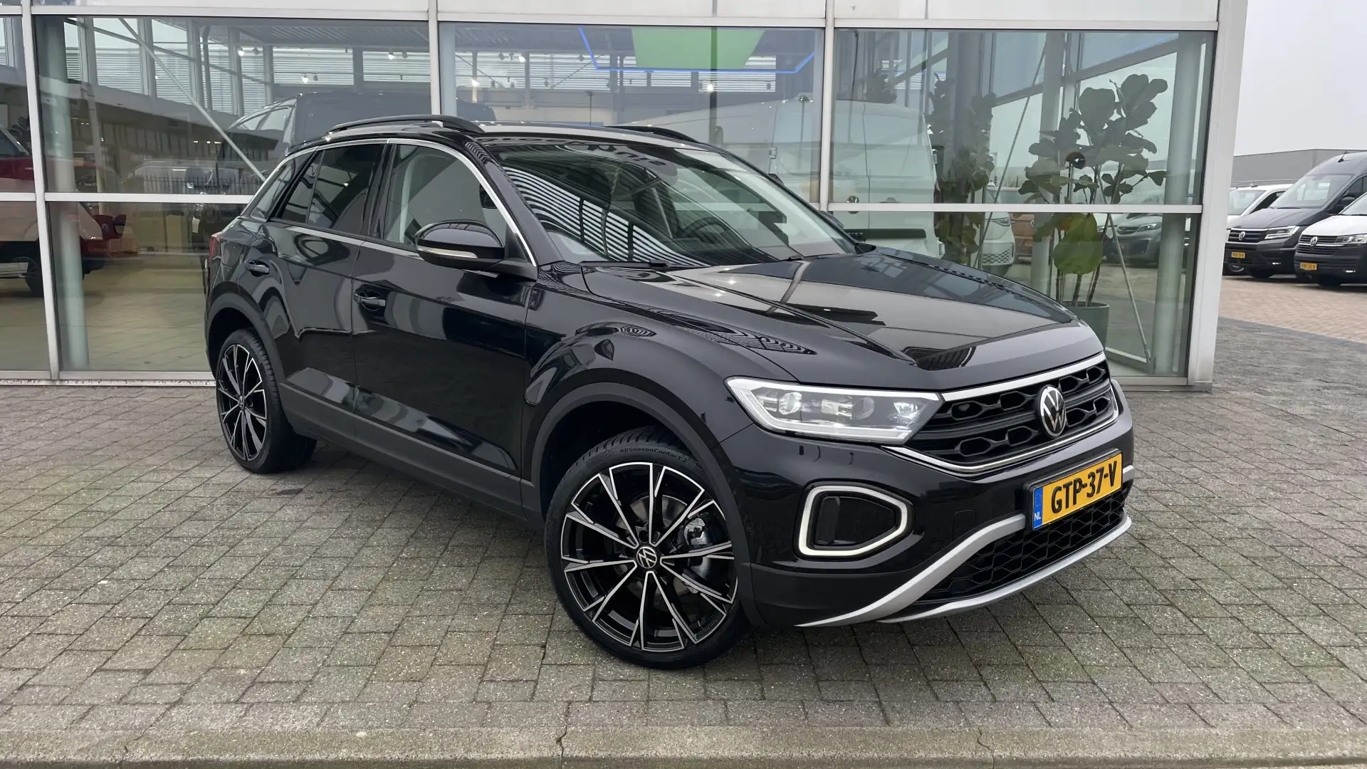 Volkswagen T-Roc 116PK | NAVI | Camera | 19'' Velgen | LED IQ light Zwart - 2