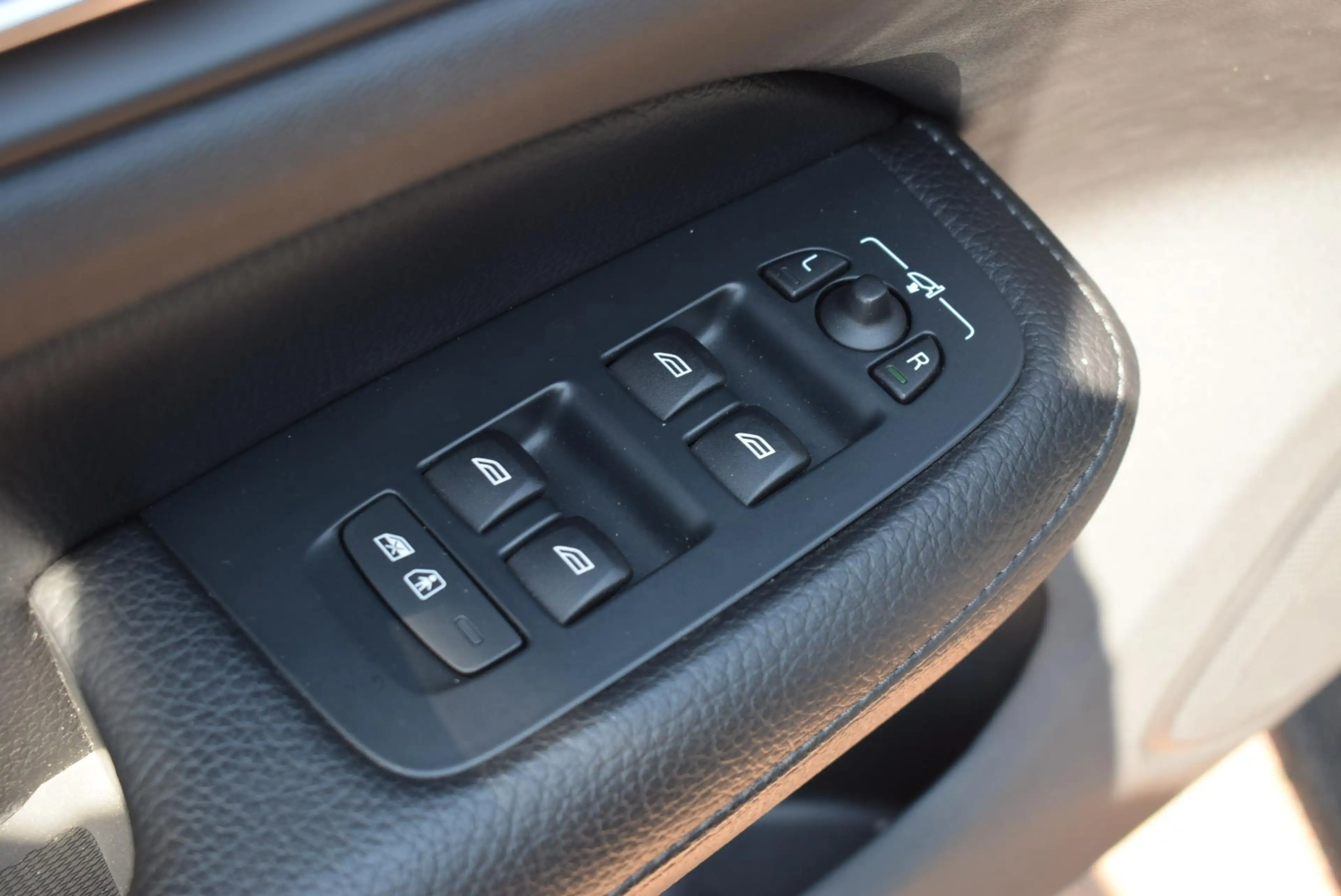 Volvo S60 2.0 T4 R-Design Navi camera Leder Km 32.500!! — photo 9