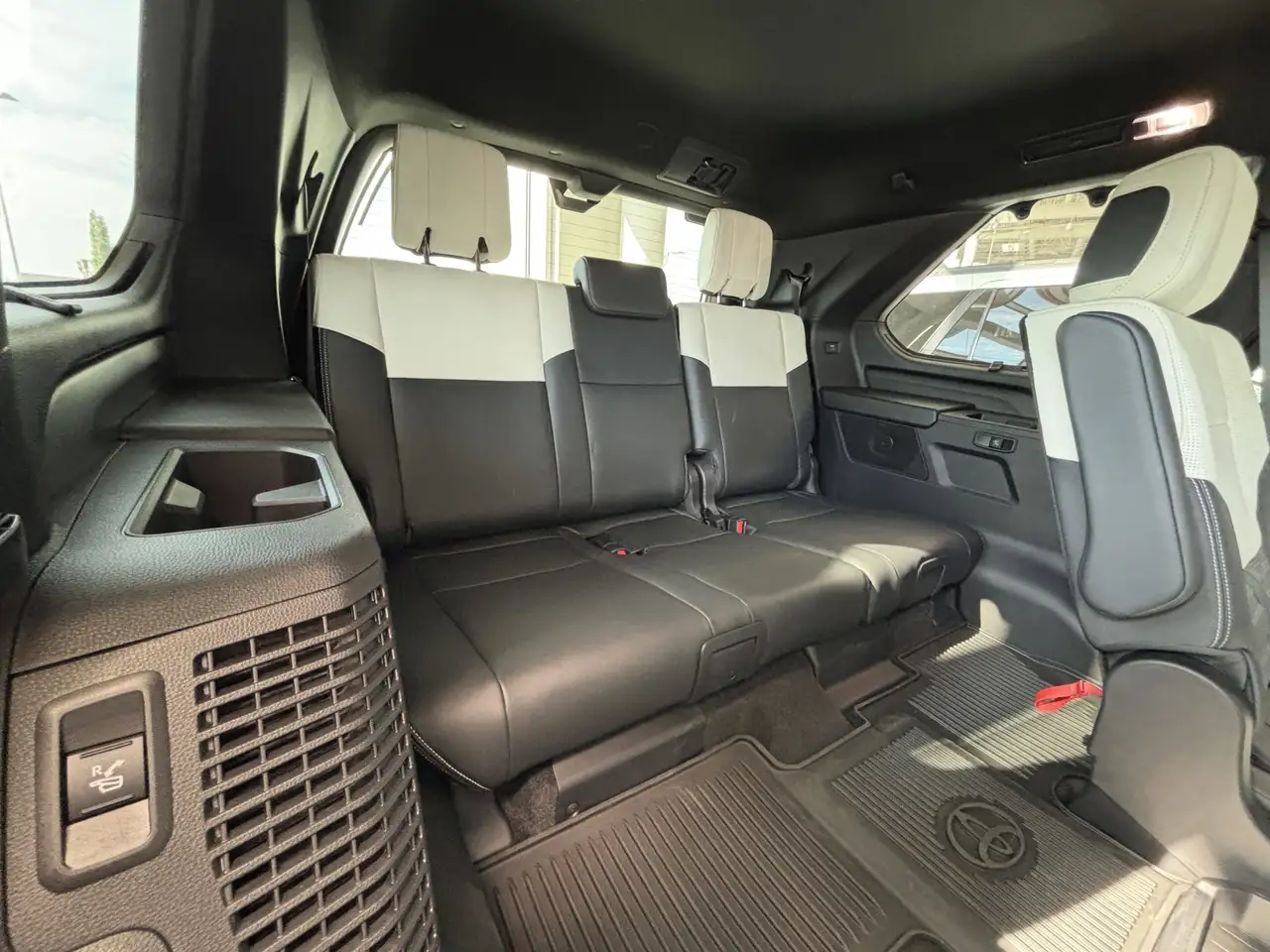 Toyota Sequoia снимка Toyota Sequoia