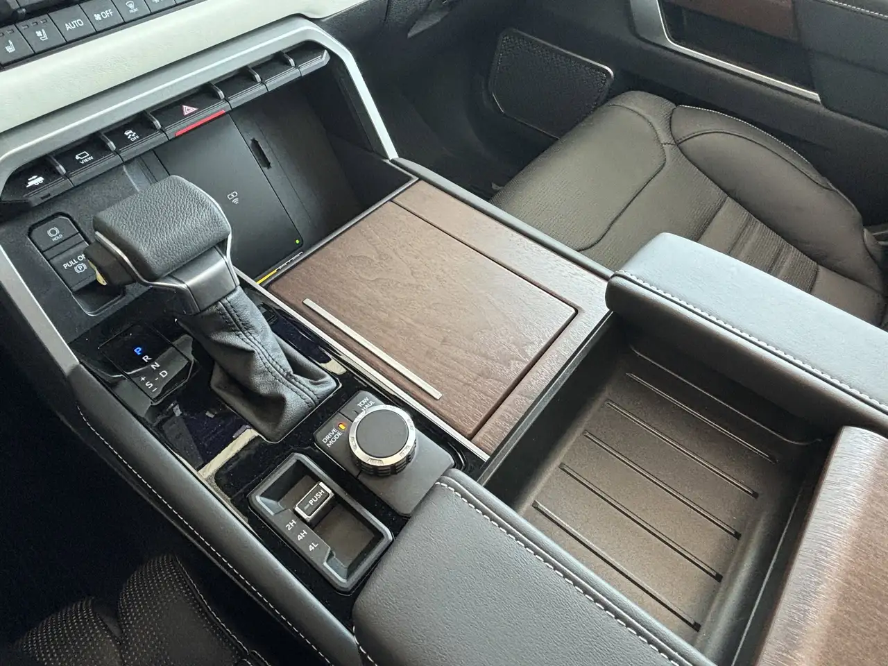 Toyota Sequoia снимка Toyota Sequoia