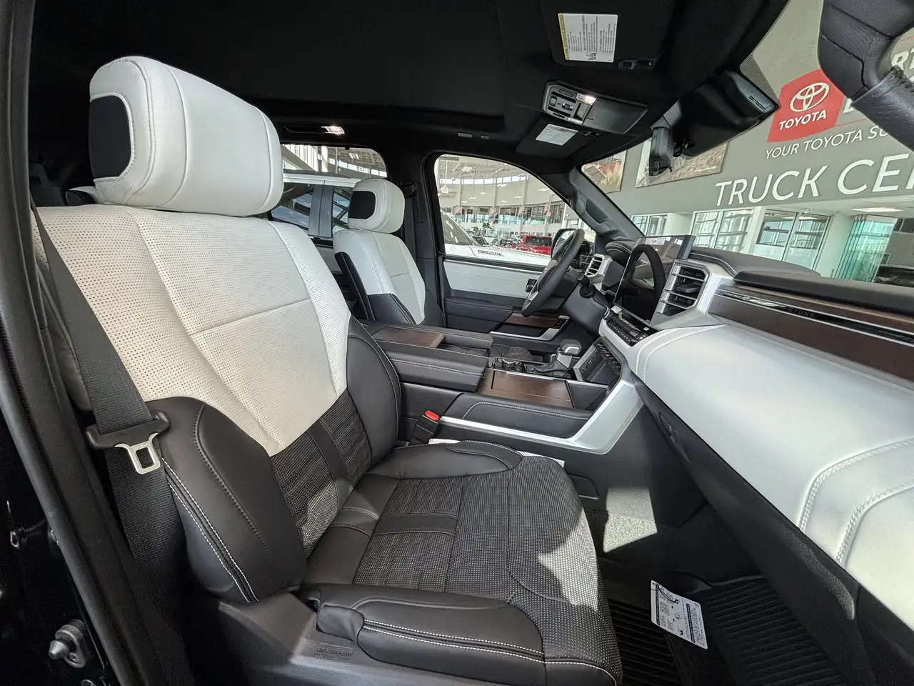 Toyota Sequoia снимка Toyota Sequoia