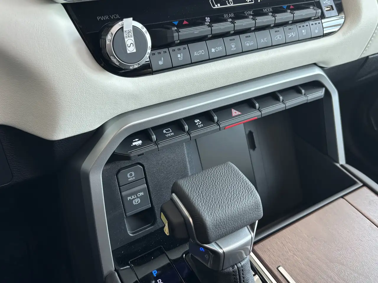 Toyota Sequoia снимка Toyota Sequoia