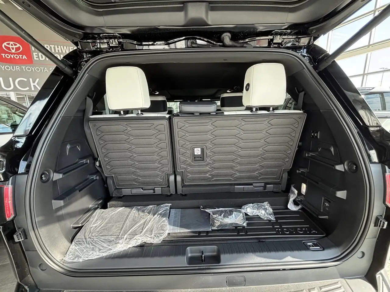 Toyota Sequoia снимка Toyota Sequoia