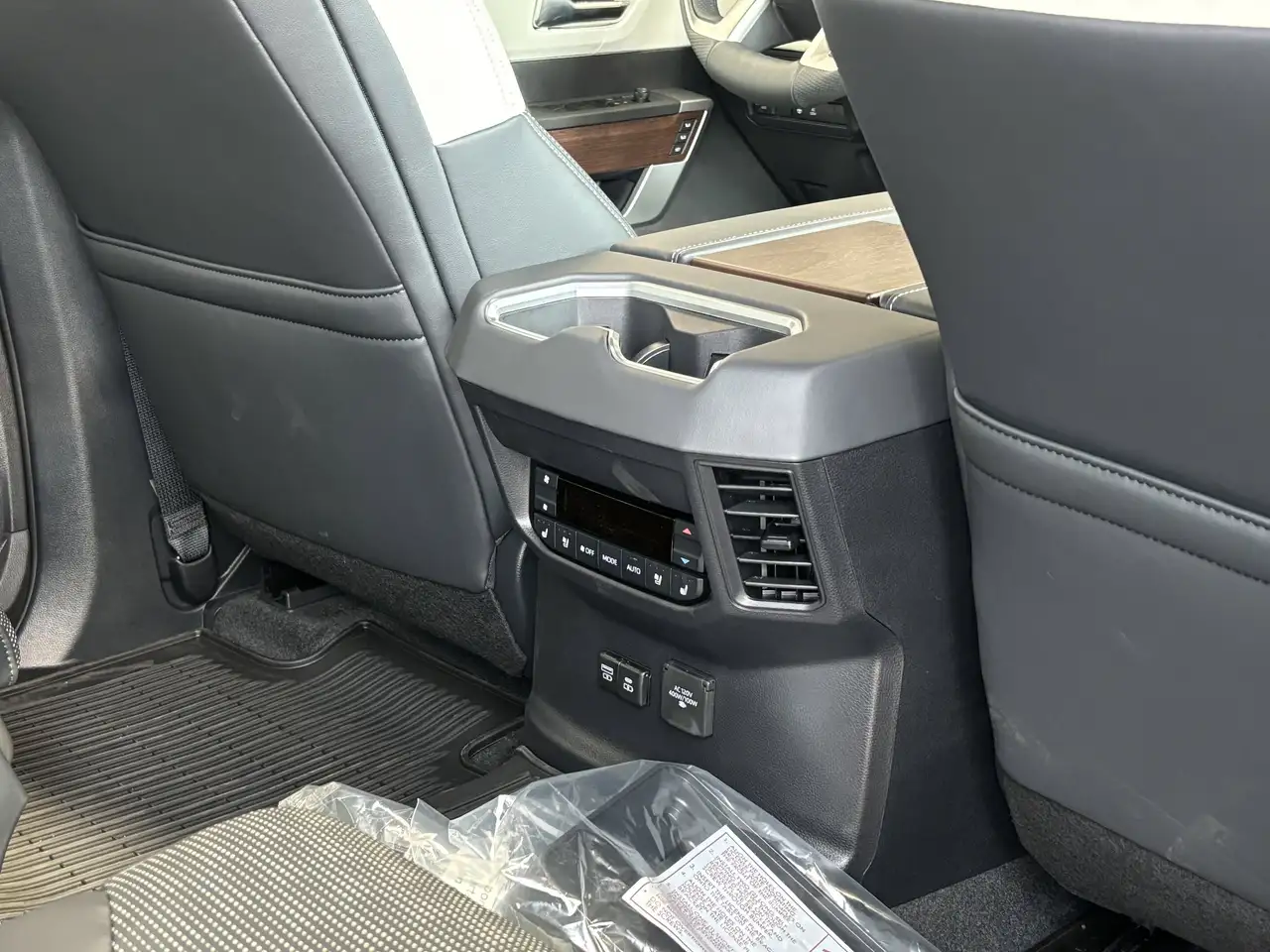 Toyota Sequoia снимка Toyota Sequoia