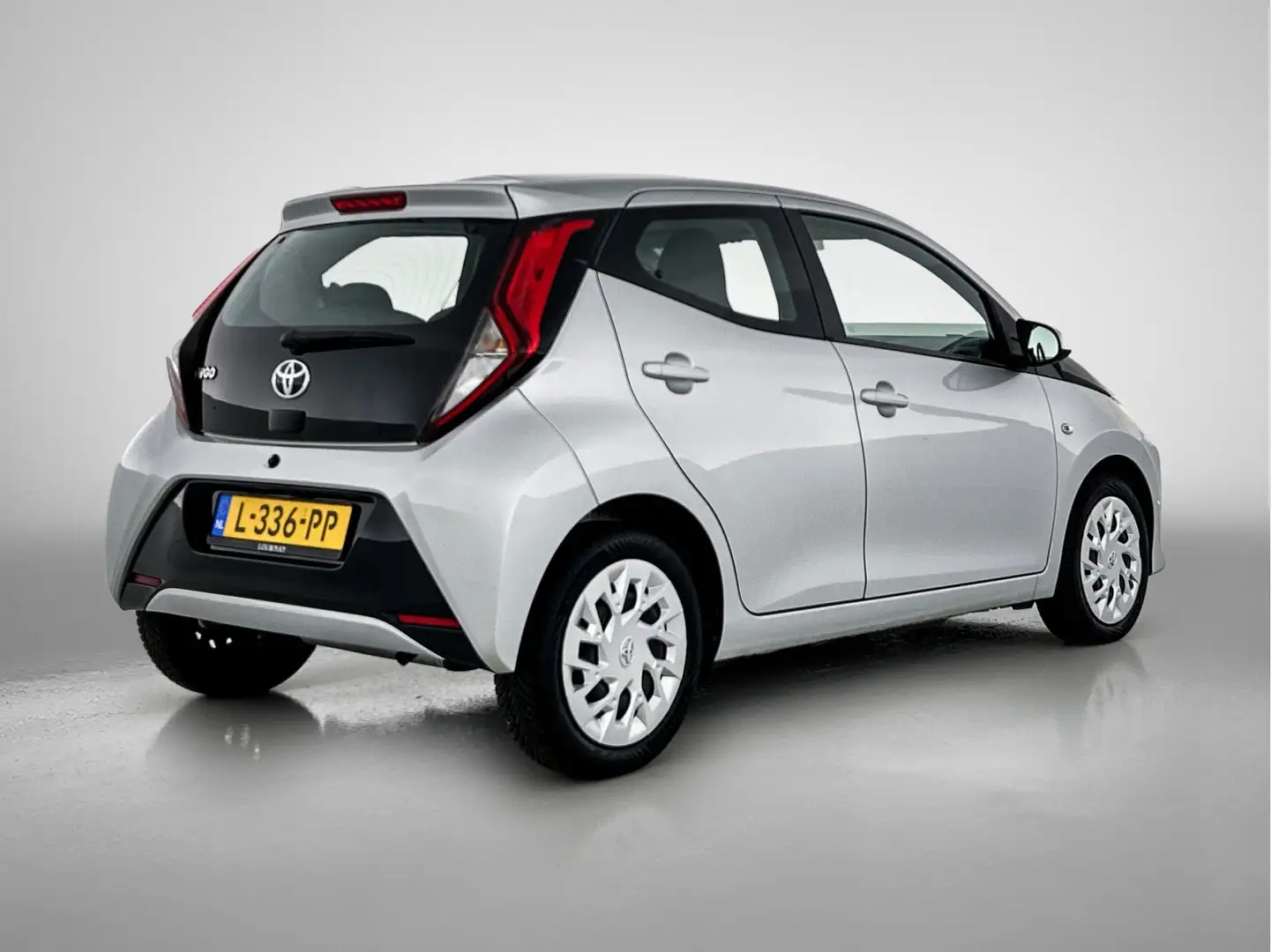 Toyota Aygo 1.0 VVT-i x-play | Airco | Camera | Grijs - 2