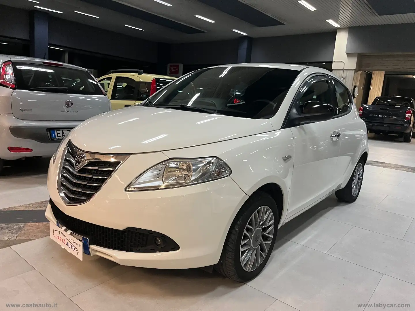 Lancia Ypsilon 1.2 69 CV 5p. Gold 5 POSTI Biały - 1