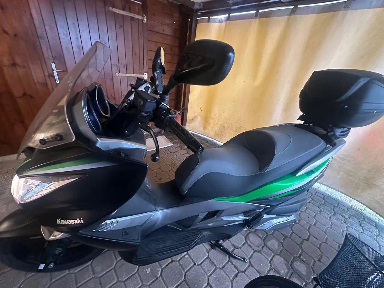 Kawasaki J 300