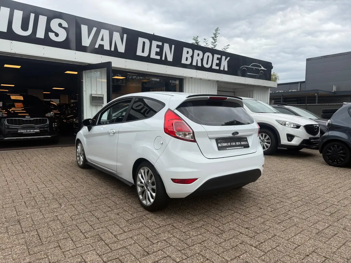 Ford Fiesta 1.25 1e Eigenaar ST-Line|Airco|Stoelverw|Lmv|Elek Wit - 2