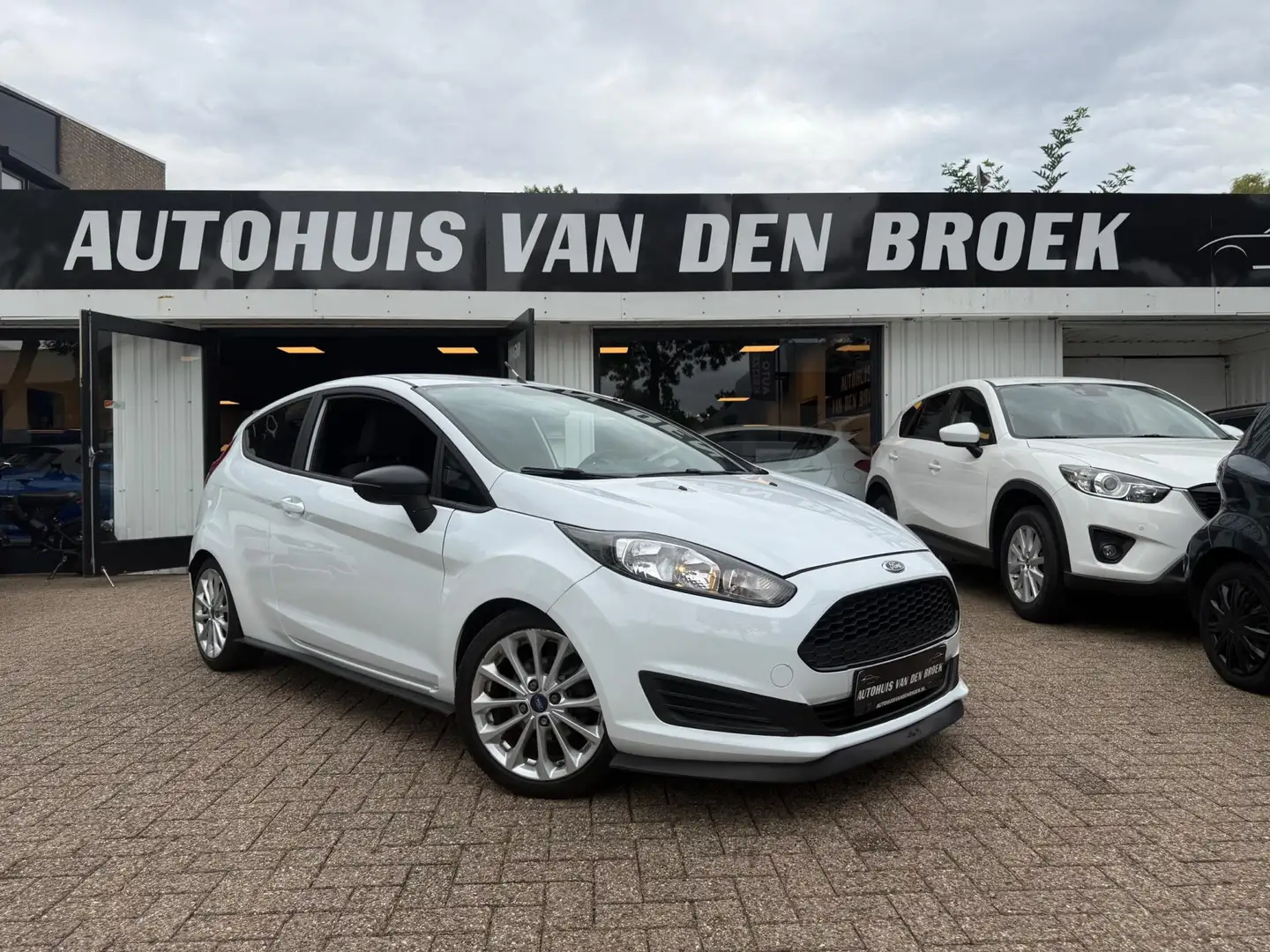 Ford Fiesta 1.25 1e Eigenaar ST-Line|Airco|Stoelverw|Lmv|Elek Wit - 1