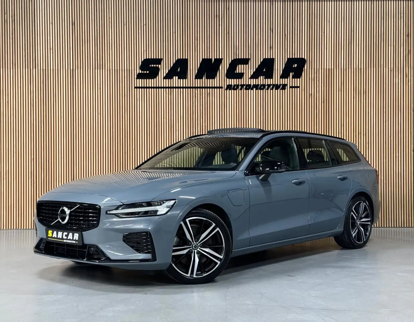Volvo V60 2.0 T8 Recharge AWD R-Design NEW MODEL LONG RANGE Grijs - 2