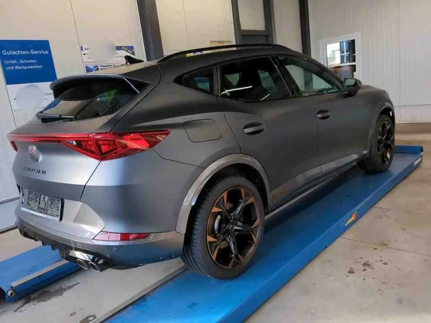 CUPRA Formentor 2.0 TSI DSG 4D VZ NAVI KAMERA KLIMA SHZG Grau - 2