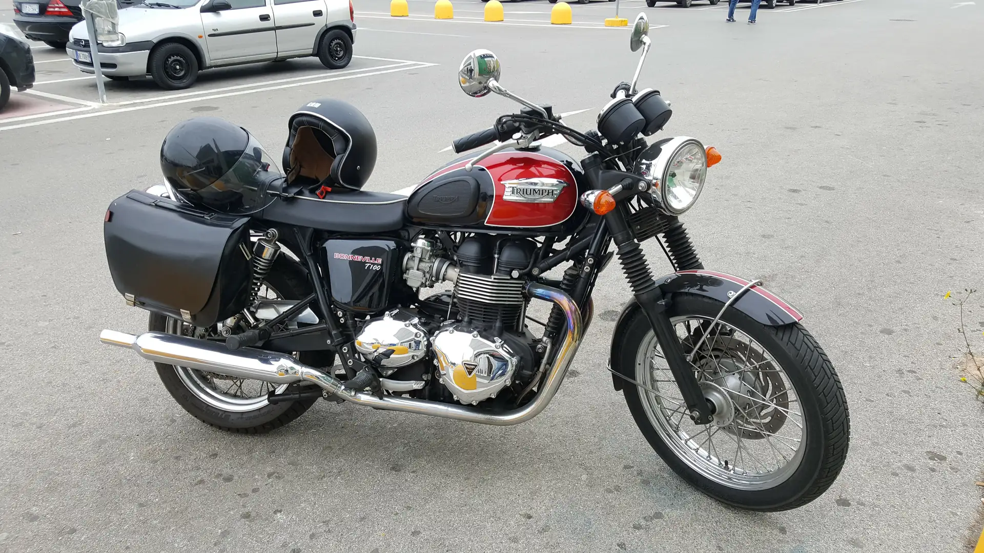 Triumph Bonneville T100 Fekete - 2