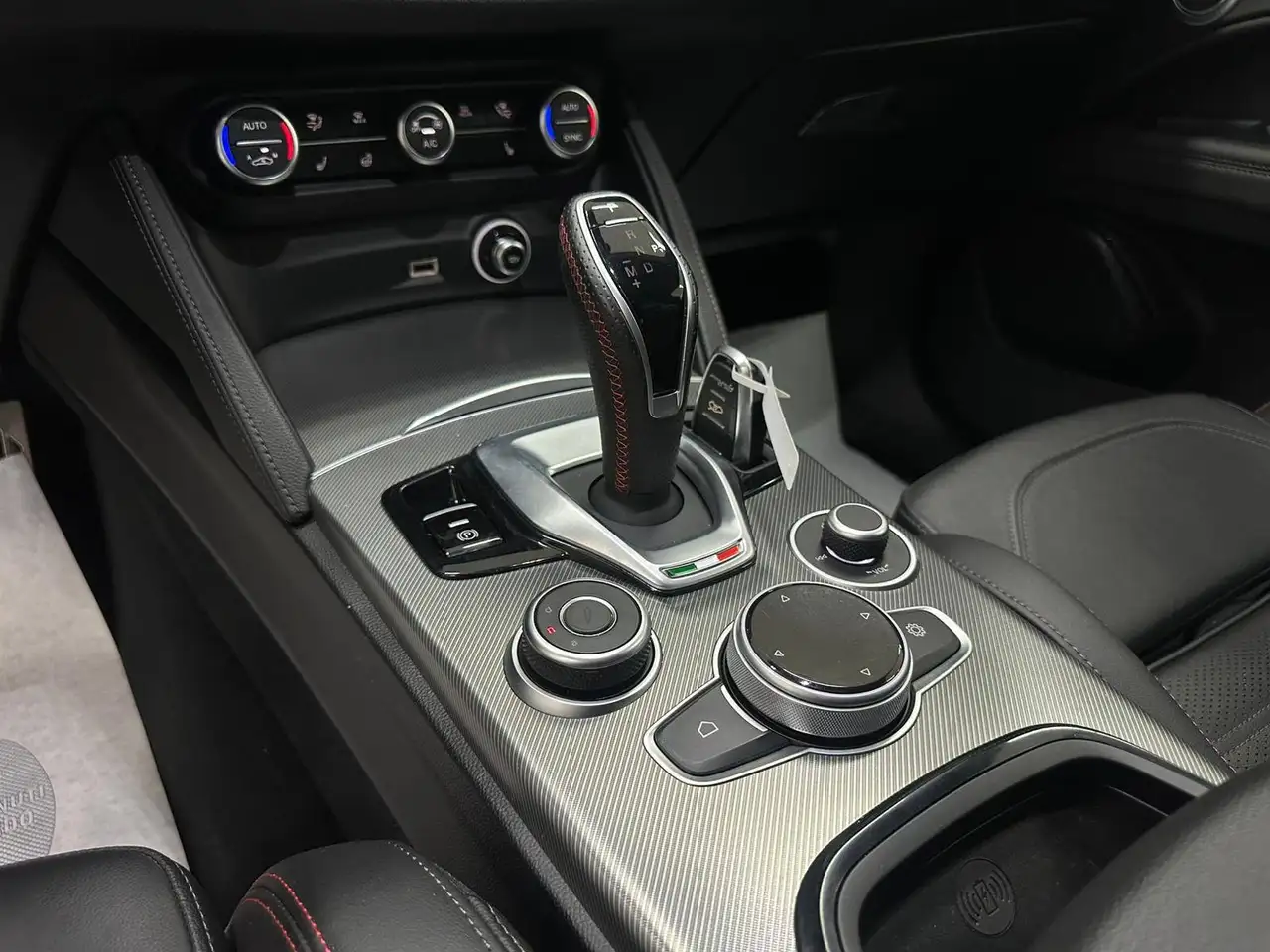 Alfa Romeo Stelvio 2023 — фото 11