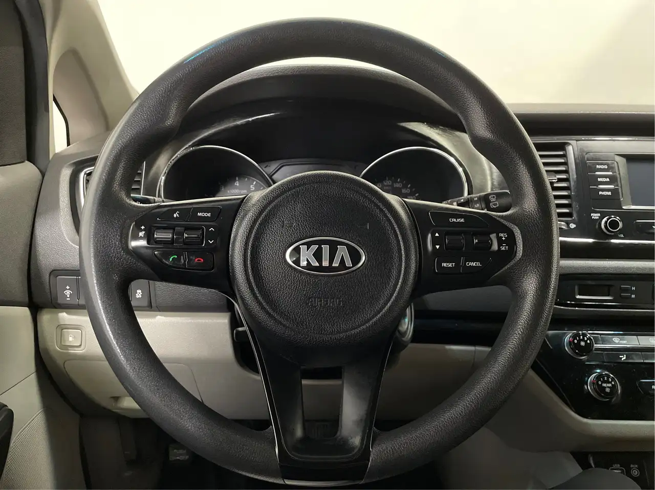Kia Sedona снимка Kia Sedona