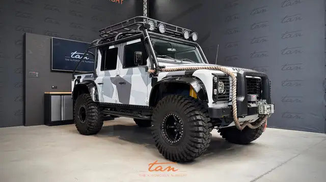 Land Rover Defender 110 CREW CAB 2.2TD SVX SPECTRE LIMITED EDITION JAMES BOND 007 Utilitaire 5 places + rapport d'expertise valeur 150.000€ !