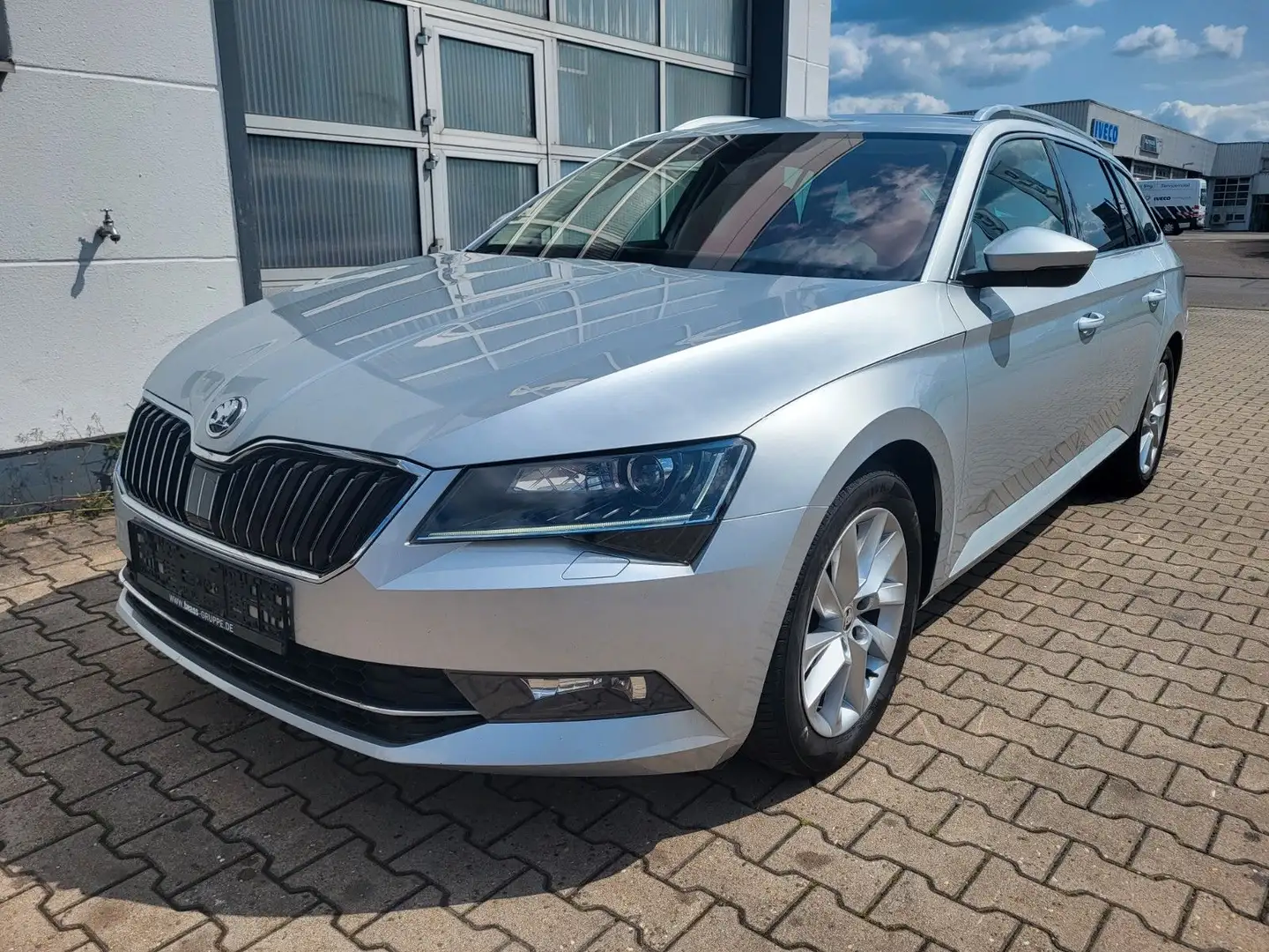 Skoda Superb 2,0TDi Combi Style Autom./navi/AHK/MWSt. Silber - 1