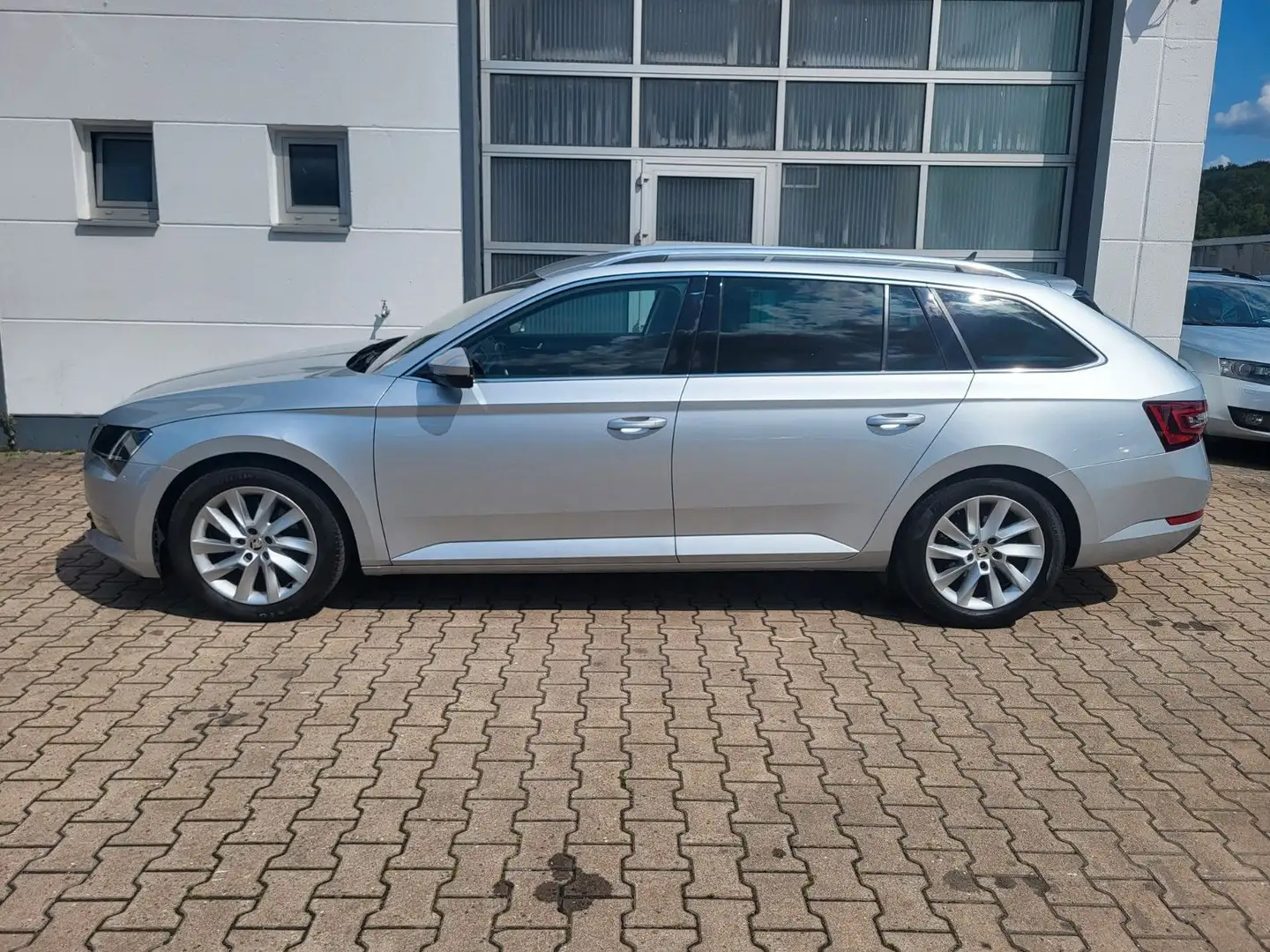 Skoda Superb 2,0TDi Combi Style Autom./navi/AHK/MWSt. Silber - 2