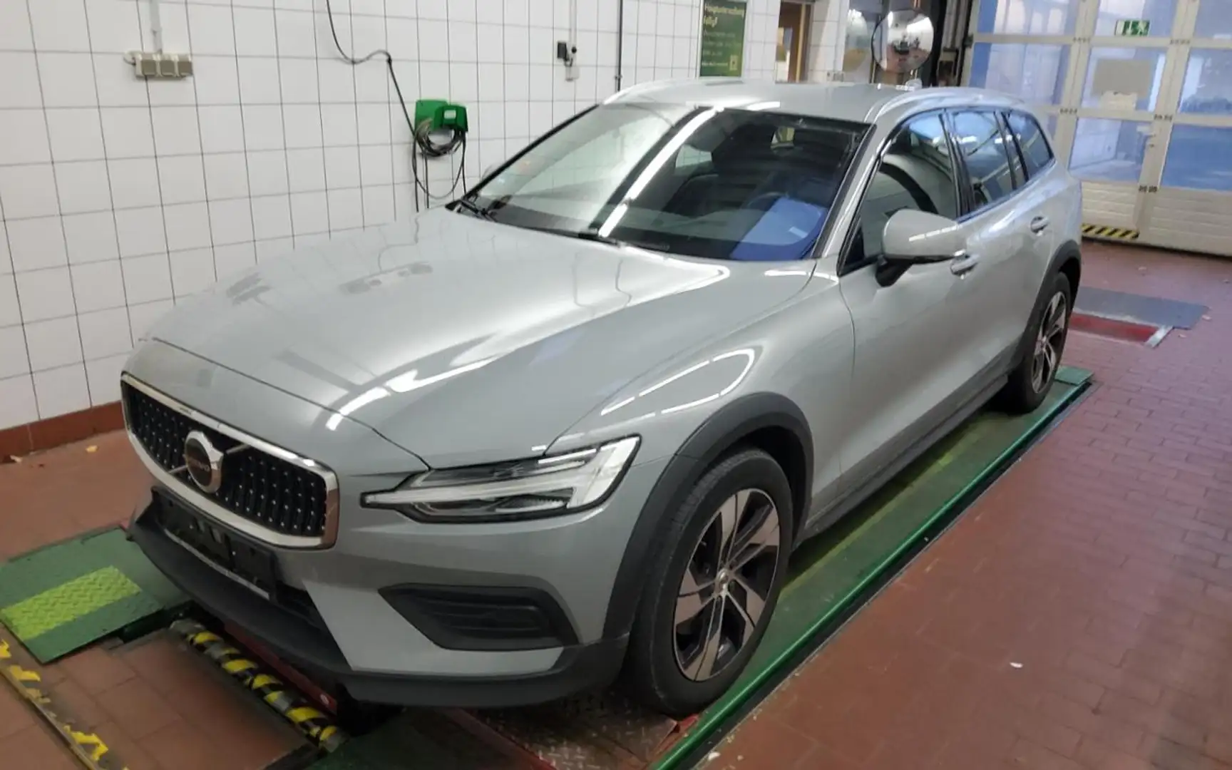 Volvo V60 Cross Country B4 AWD Plus+WINTERPAK+RFK+ Gris - 2