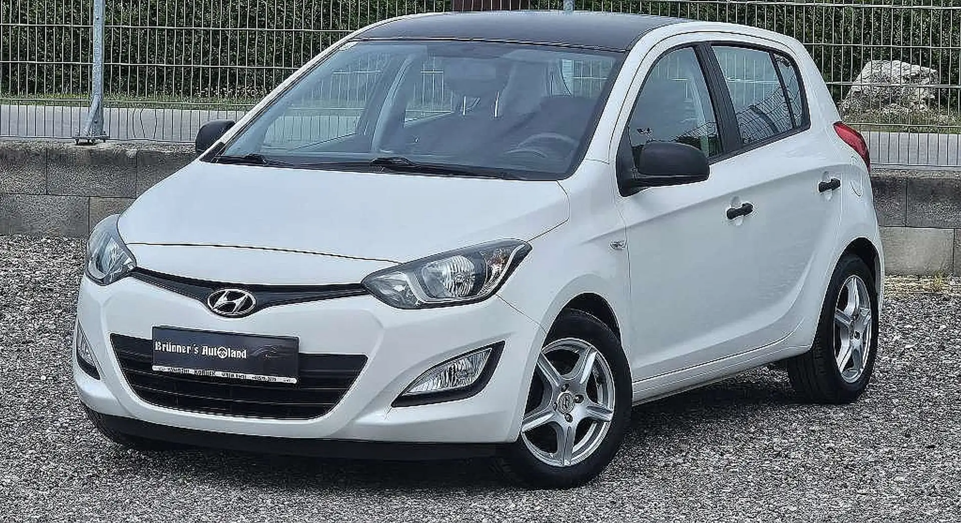 Hyundai i20 1-Besitz  1,25 Life Finanzierung ohne Anzahlung... bijela - 1
