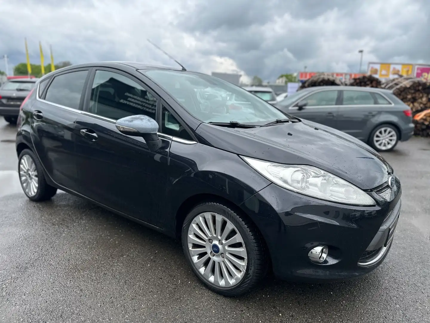 Ford Fiesta Titanium 2-HAND, SCHECKHEFT GEPFLEGT Zwart - 2