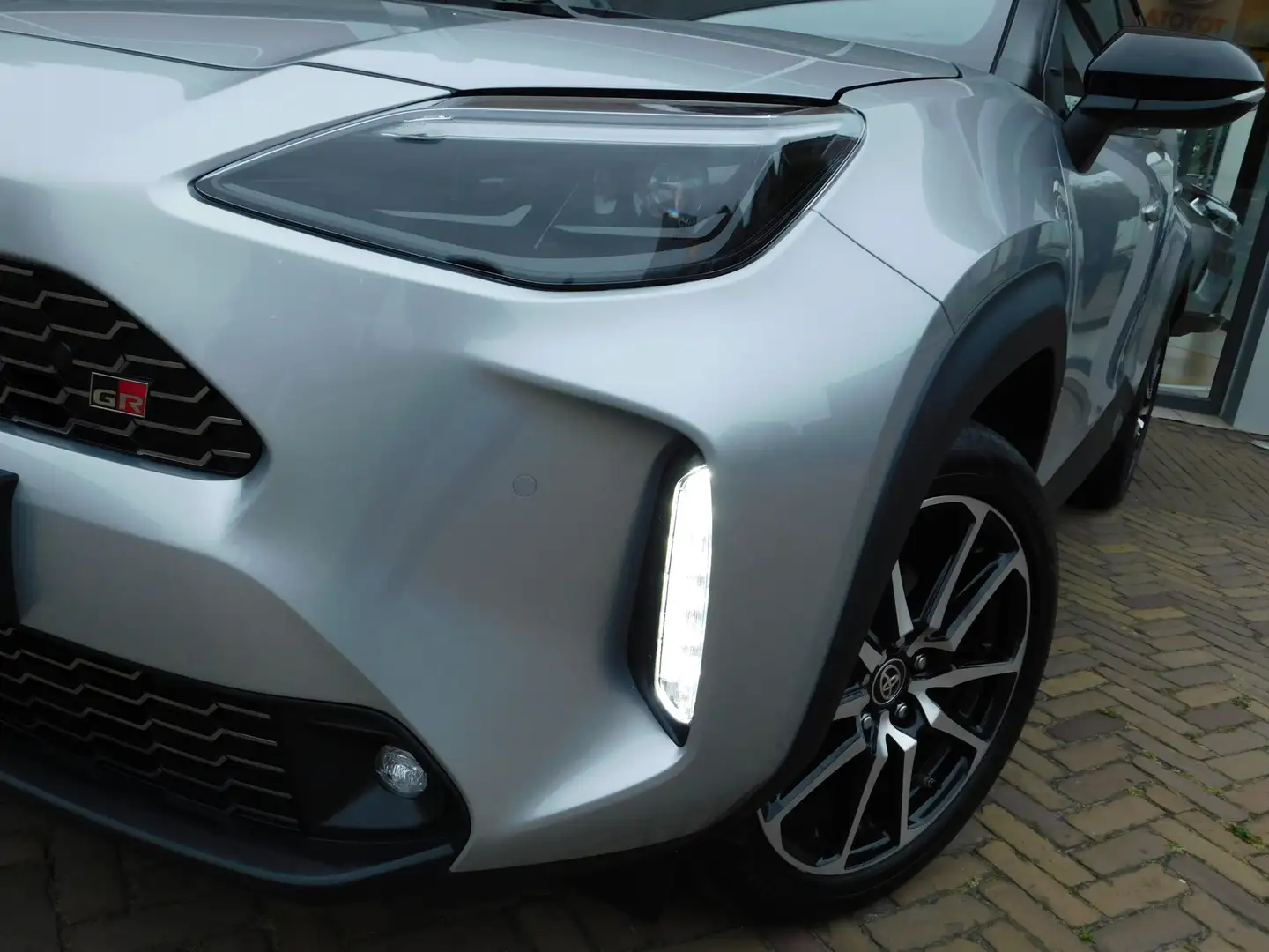 Toyota Yaris Cross 1.5 Hybrid 130 GR Sport | JBL | HUD | Stuurverwarm Zilver - 2