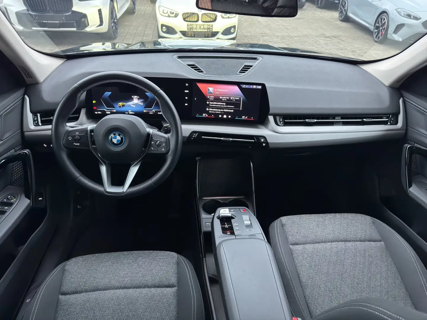 BMW iX1 xDrive30 ParkingAssistant Ad.M-Fahrwerk SH Grün - 2