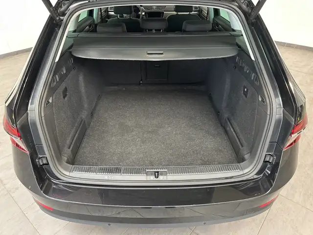 Skoda Superb view 6