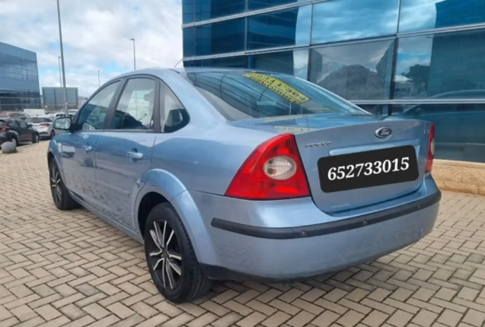 Ford Focus Sedán 1.8TDCi Ghia Azul - 2