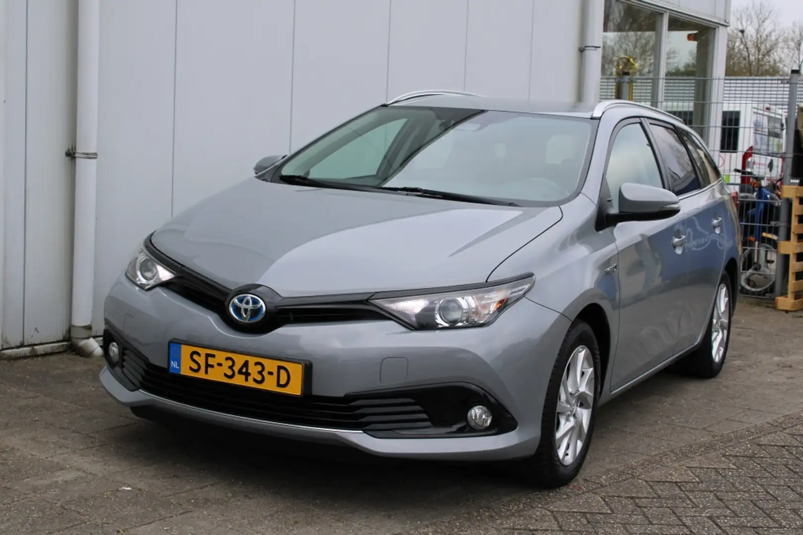 Toyota Auris Touring Sports 1.8 Hybride Dynamic TS Grijs - 1