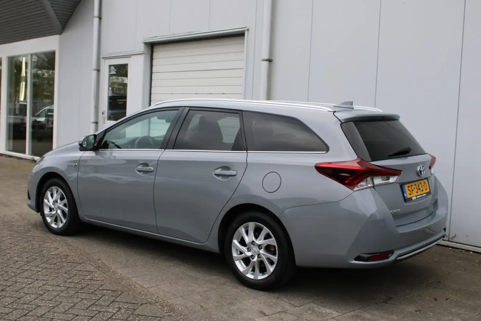Toyota Auris Touring Sports 1.8 Hybride Dynamic TS Grigio - 2