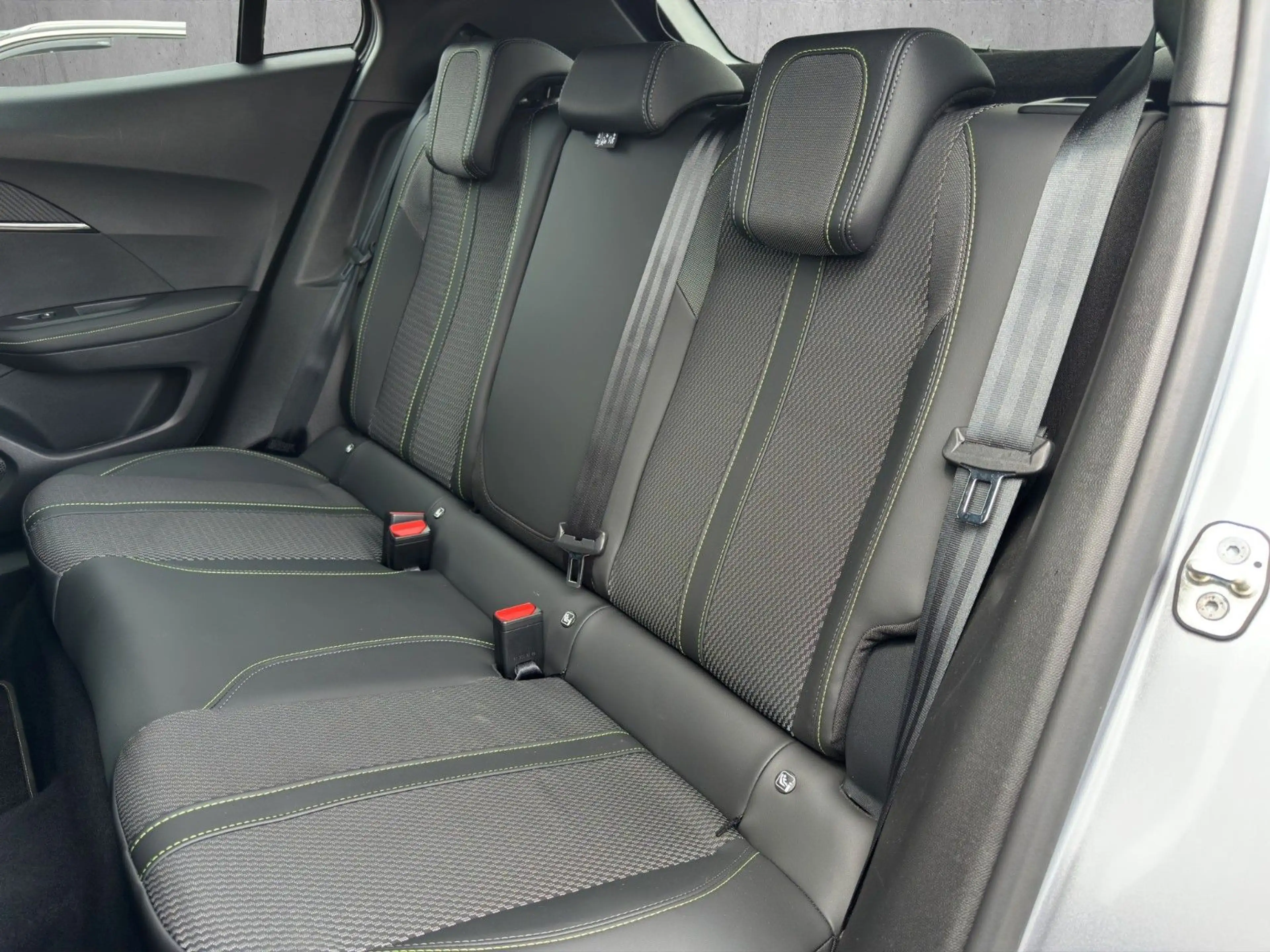 Peugeot 2008 GT Puretech 130 EAT8*Kamera360*Navi*FullLED — photo 13