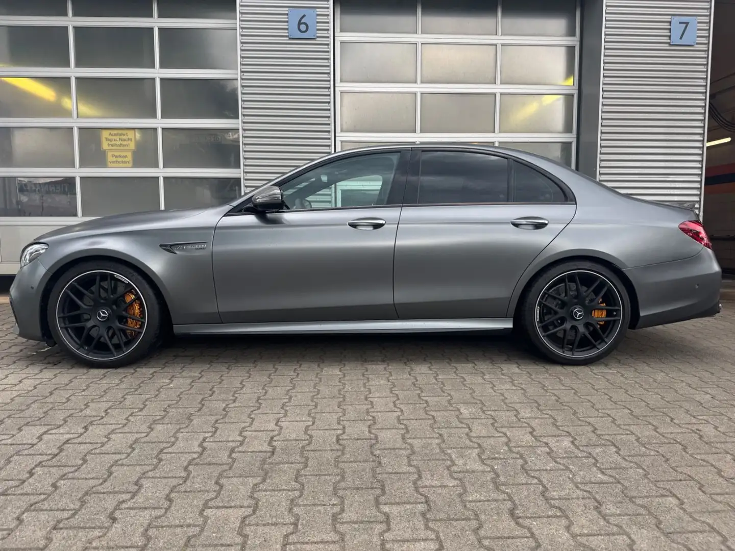 Mercedes-Benz E -Klasse Lim. E 63 S AMG 4Matic+ Grau - 2