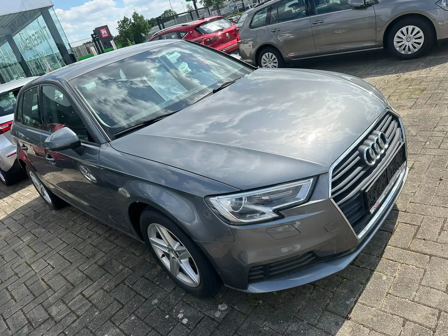 Audi A3 1.6 TDi Business Edition S tronic Grau - 2