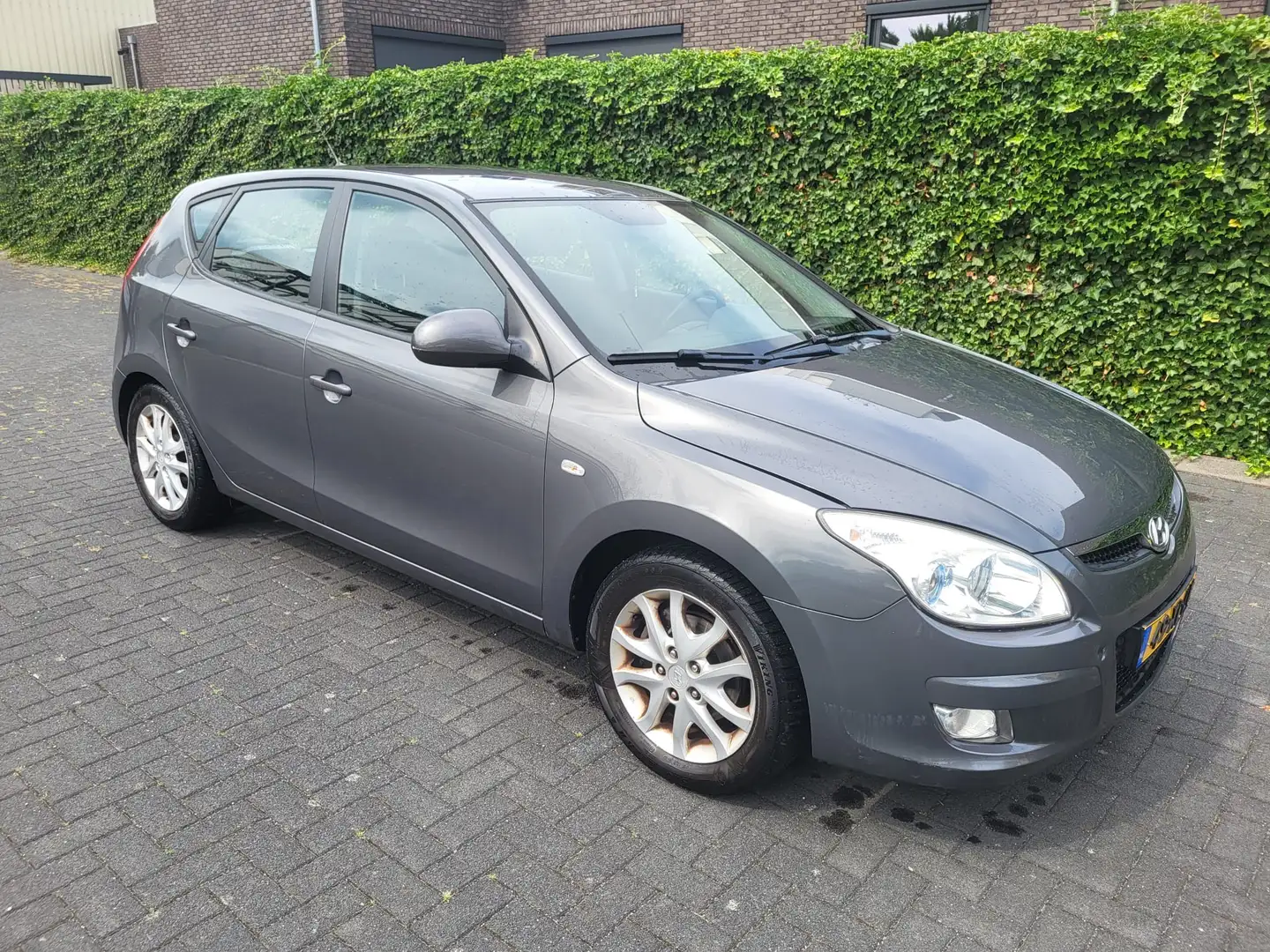 Hyundai i30 1.6i Dynamic Luxe Šedá - 1