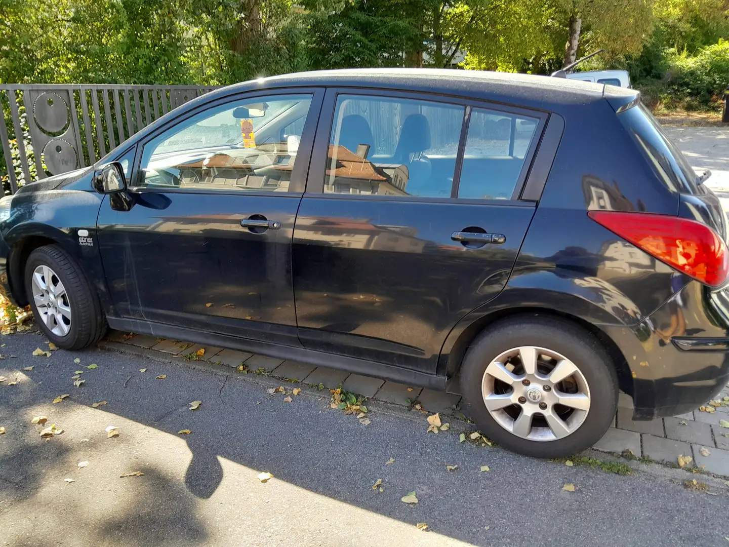 Nissan Tiida Tiida 1.6 visia Schwarz - 2