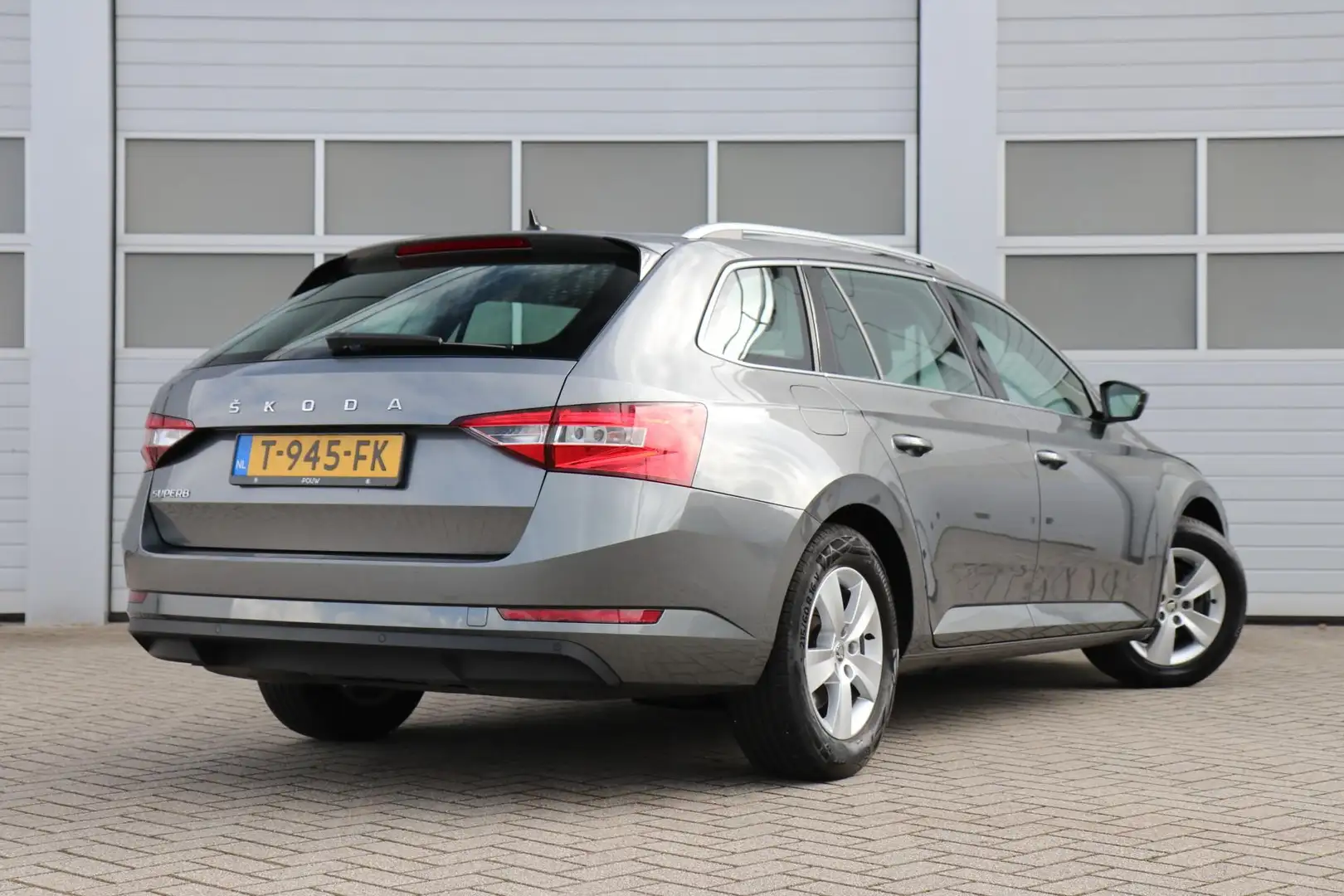 Skoda Superb Combi 1.5 TSI 150pk DSG Business Edition | Navigat Grijs - 2