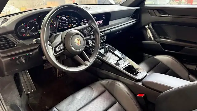 Porsche 911 view 7