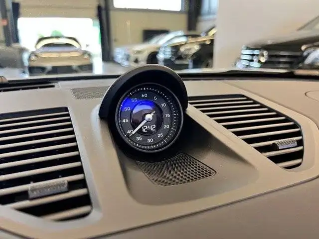 Porsche 911 view 4