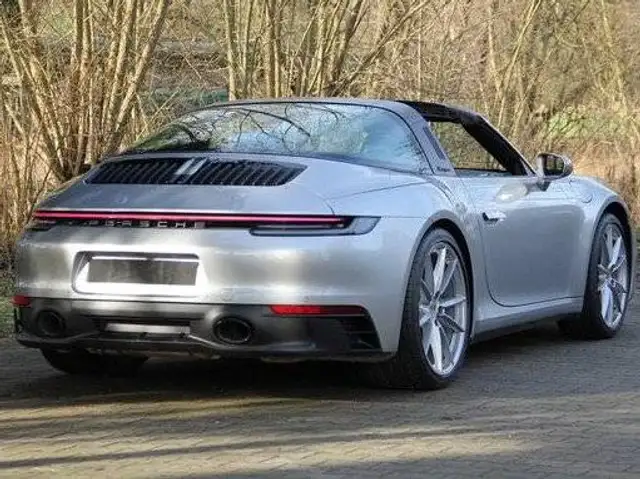 Porsche 911 view 3