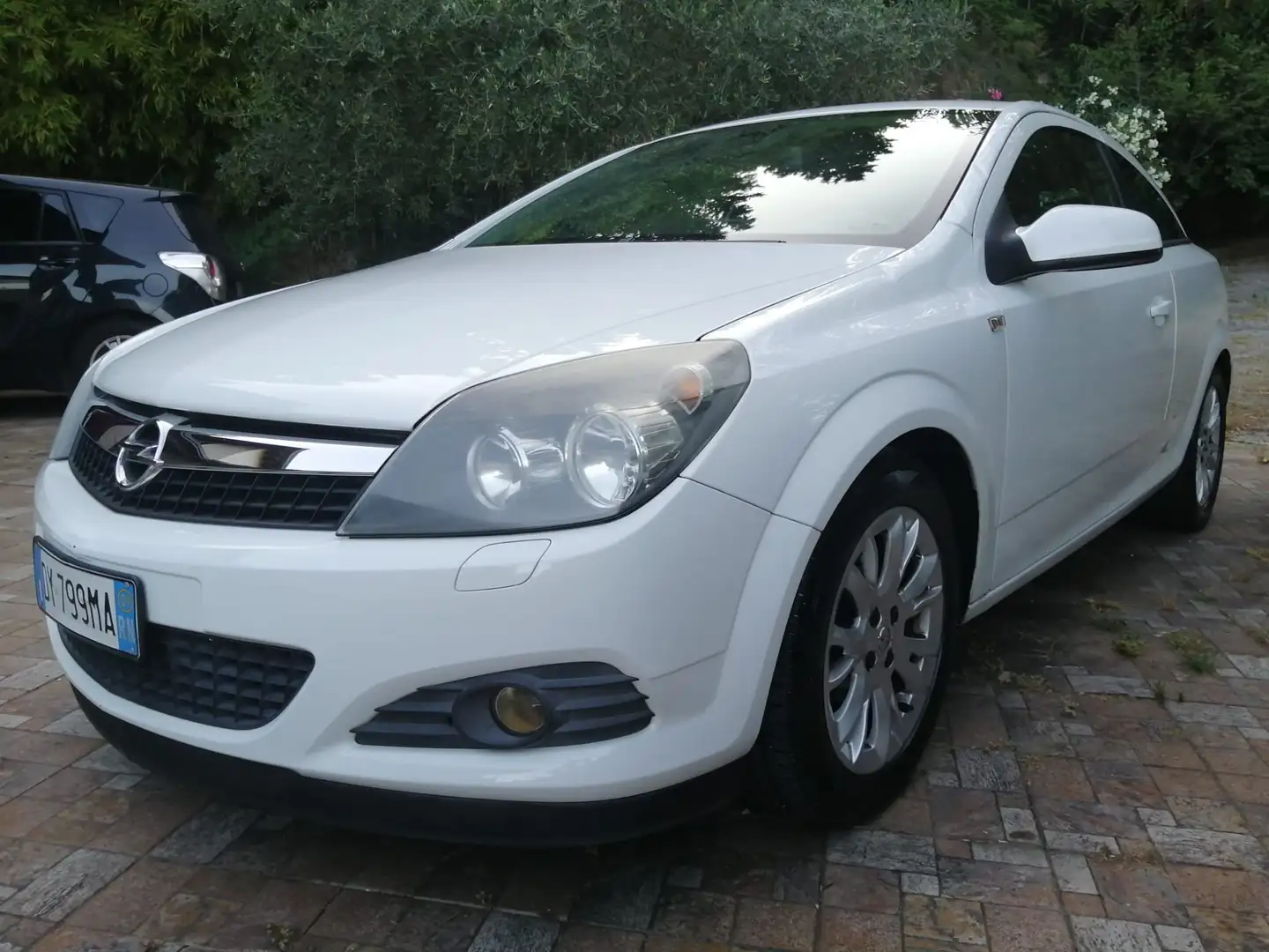 Opel Astra GTC 1.4 GPL Twinport Enjoy Bianco - 1