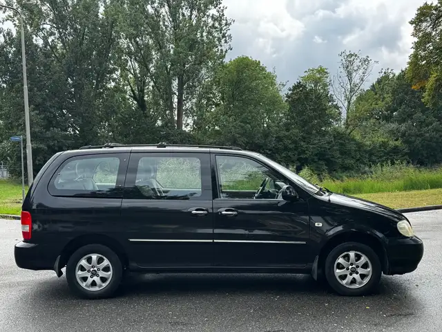 Kia Carnival view 12