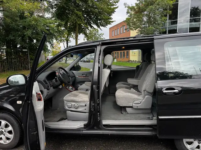 Kia Carnival view 3