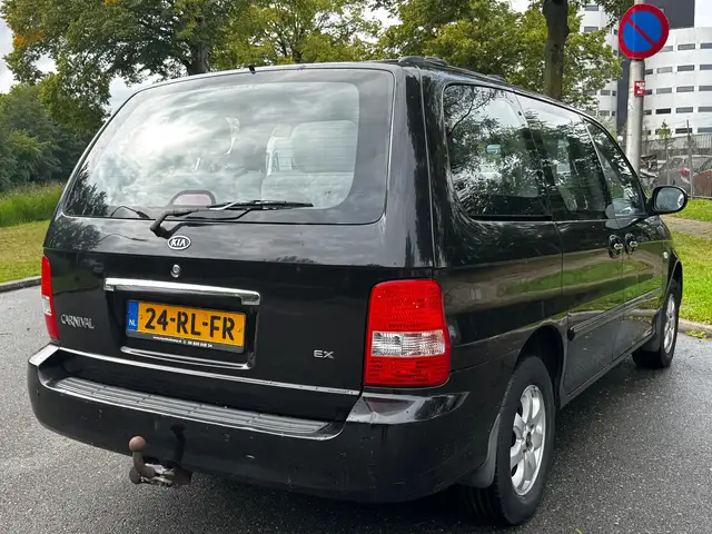 Kia Carnival view 13