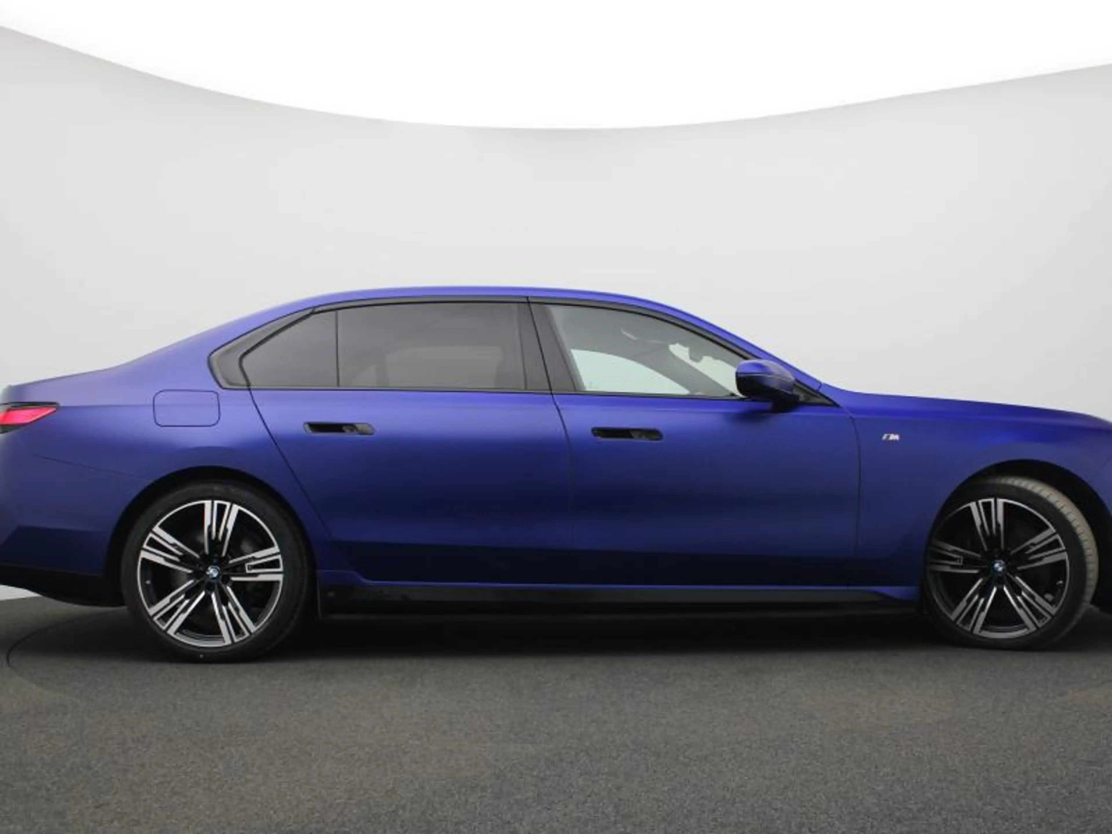 BMW i7 UNIEK - FROZEN MARINA BAY - MEGA FULL — photo 3